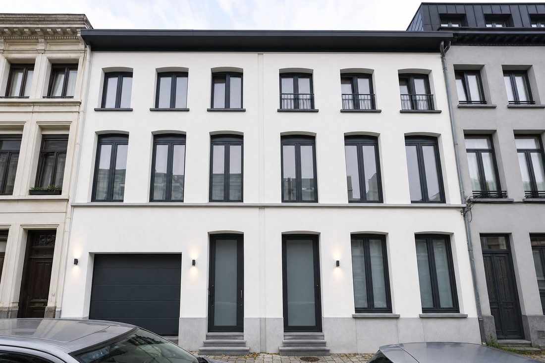 3D-render van een gerenoveerde voorgevel met witte crepi-afwerking